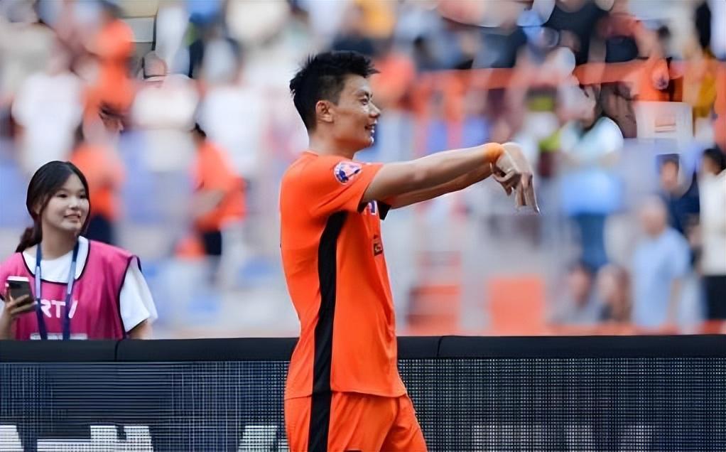 乐鱼体育-罗竞加盟大连英博！未来他能否顶替离队的刘祝润挑大梁，值得关注