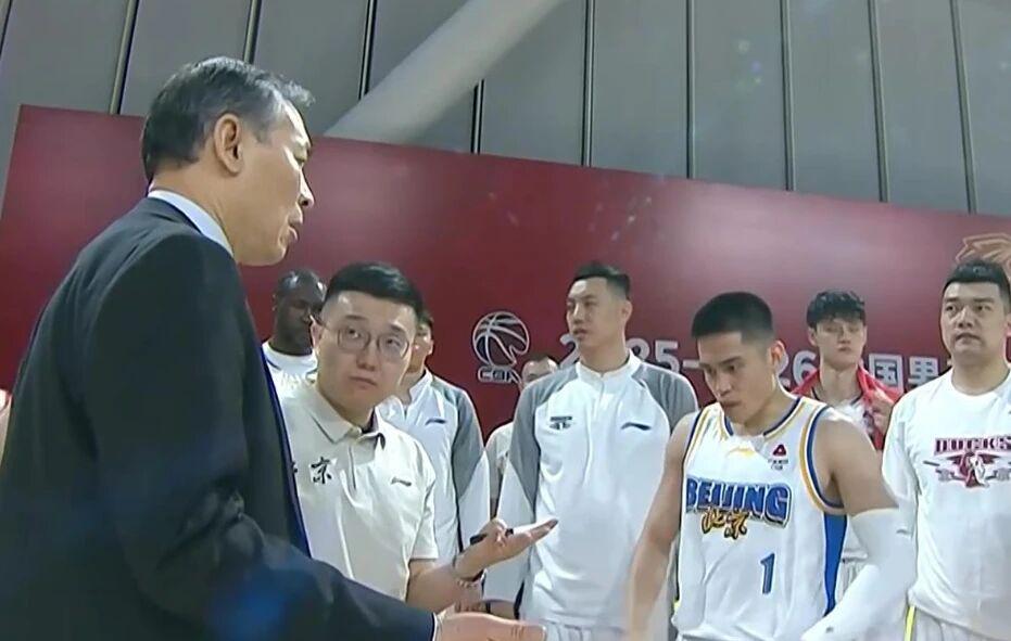 乐鱼app-CBA排名大变！上海失榜首，广东大胜辽宁完败 北京止颓山东七连胜