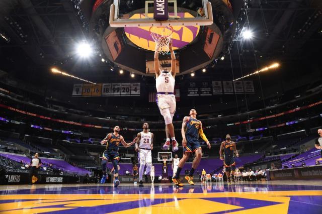 乐鱼app-詹皇点名表扬年轻的塔克，刚满20岁的他有何本事？